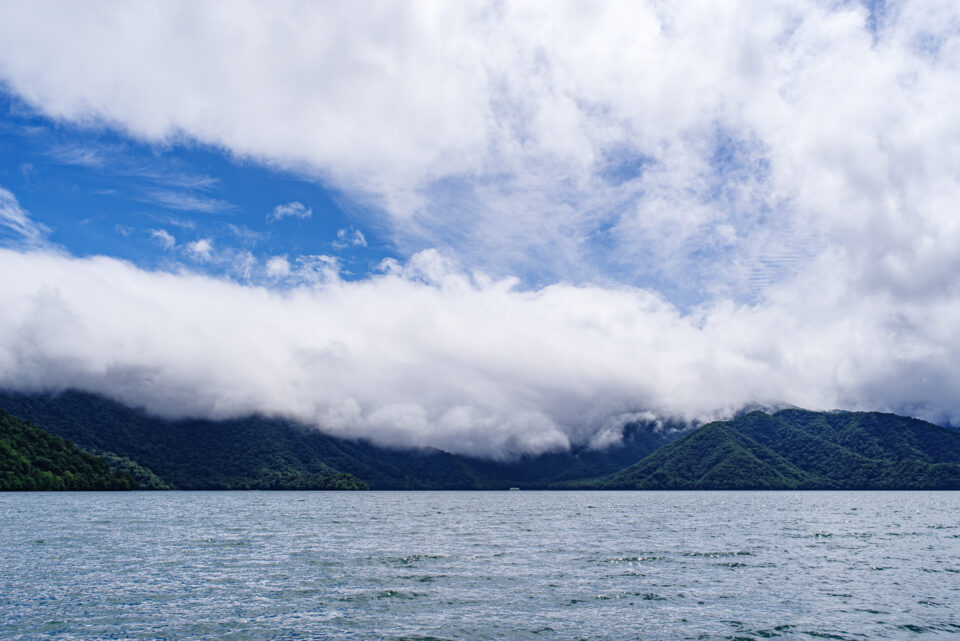 雲間の中禅寺湖