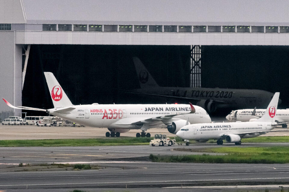 JAL A350-900 1号機 羽田駐機中