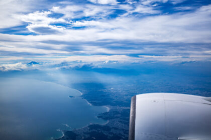 機窓から相模湾と富士山