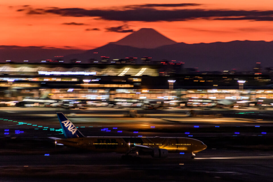 羽田空港と富士山とANA B777の流し撮り