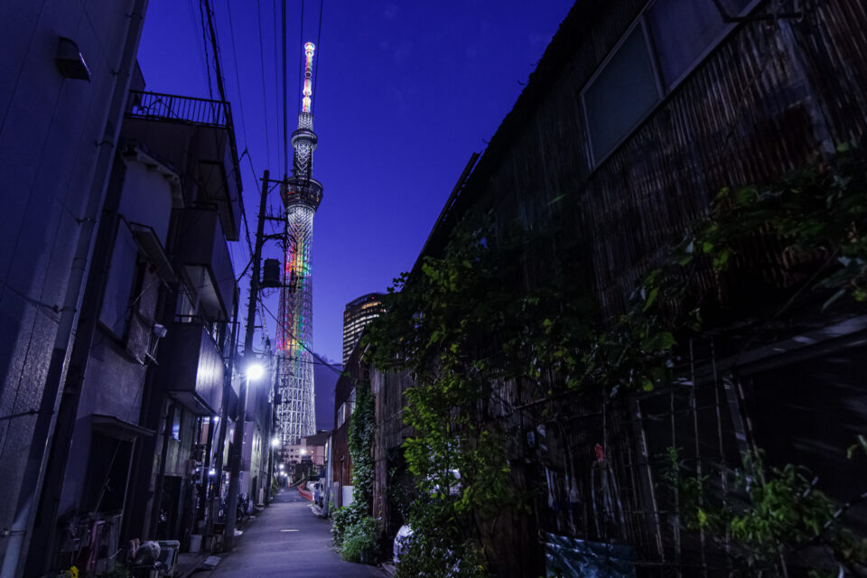 裏路地の古い街並みと東京スカイツリー