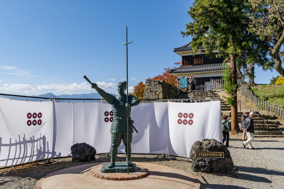 真田幸村像と西櫓