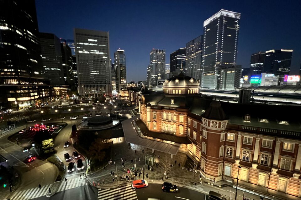 東京駅丸の内口の夜景（iPhone）