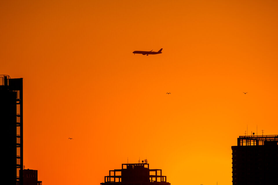 黄色い冬の夕焼と飛行機