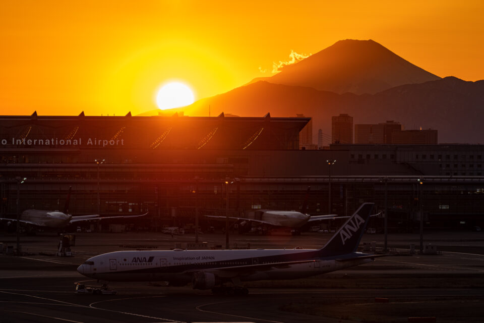 羽田空港第一ターミナルから見る夕富士山への日没