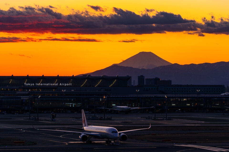 羽田空港第一ターミナルから見るマジックアワーの夕富士山