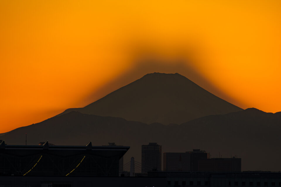 日没後の富士山とその影