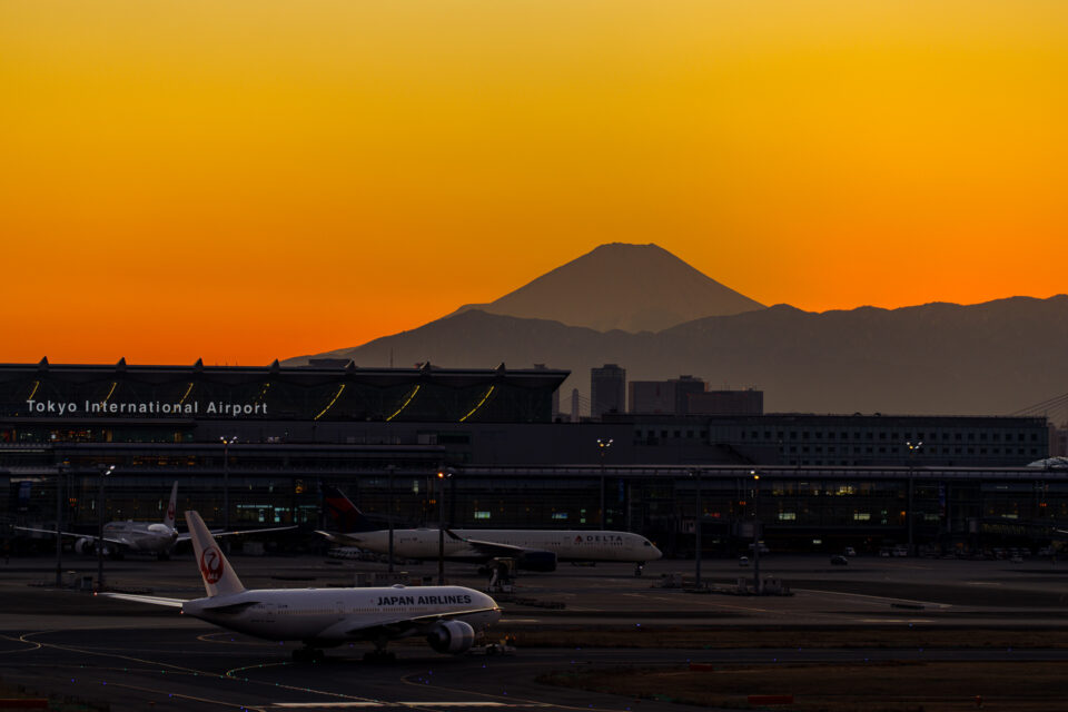 夕焼け空と富士山のシルエットと羽田空港