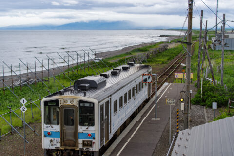 北浜駅から釧路方面に出発する釧網線のディーゼルカー
