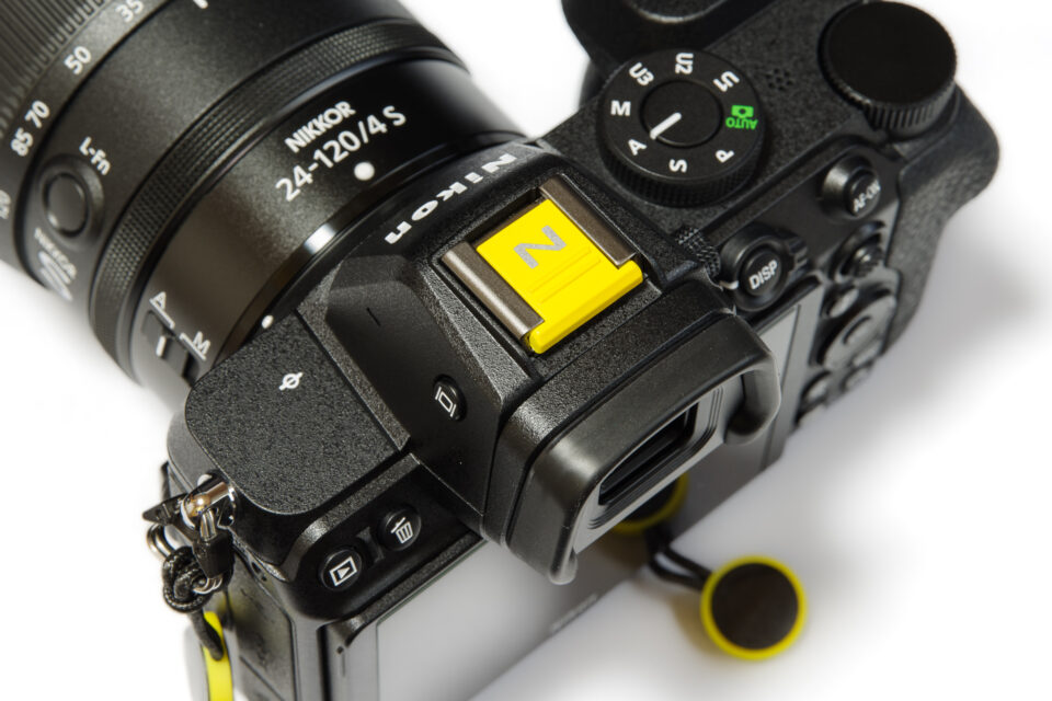 Nikon Z 5と黄色いホットシューカバー