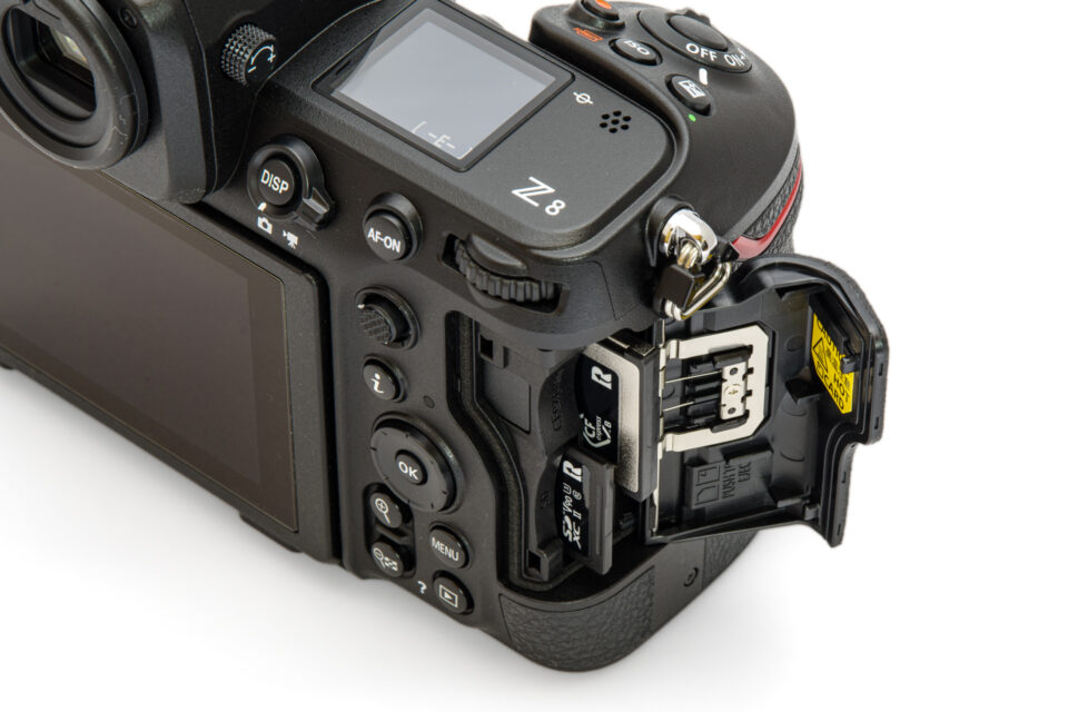 Nikon Z 8カードスロット