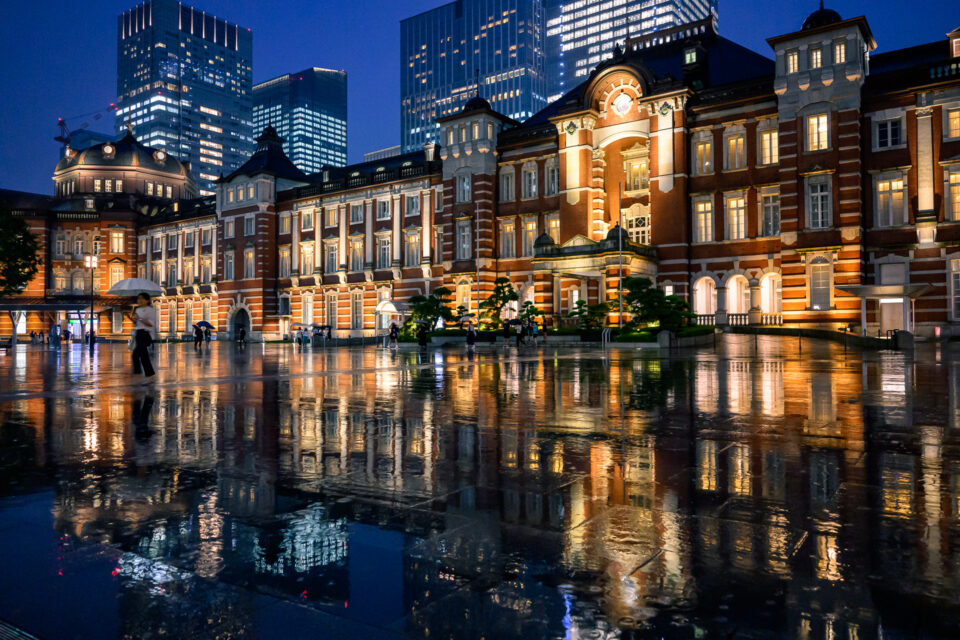 雨の東京駅リフレクション