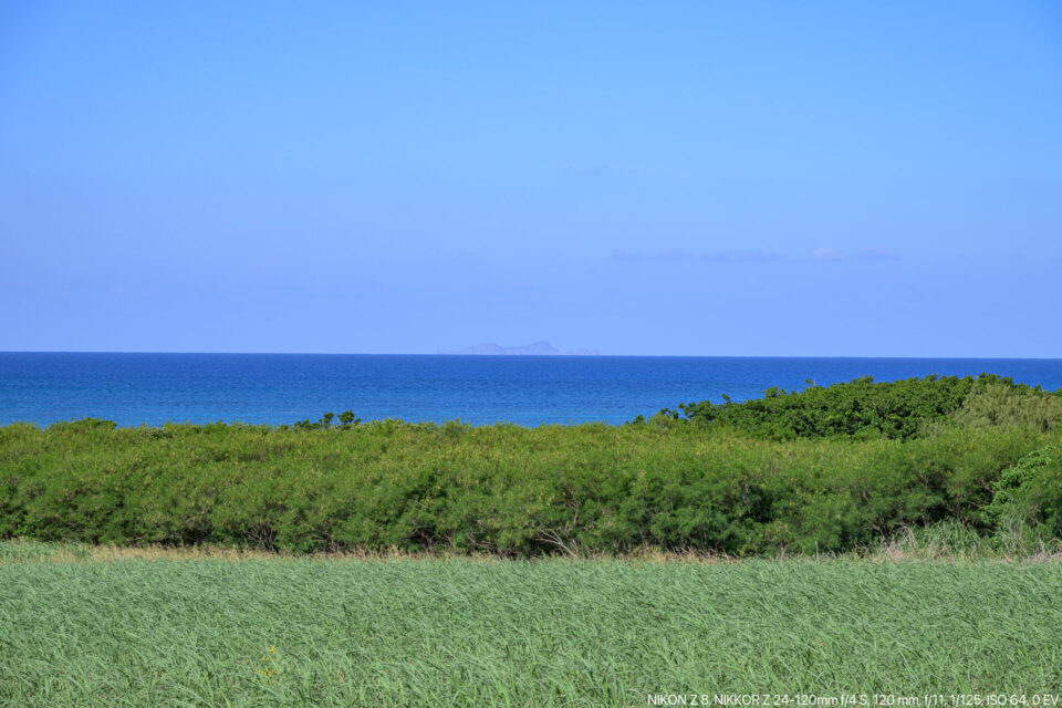海の向こうに見える中御神島