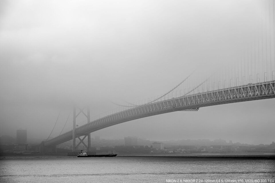 朝霧に煙る明石海峡大橋