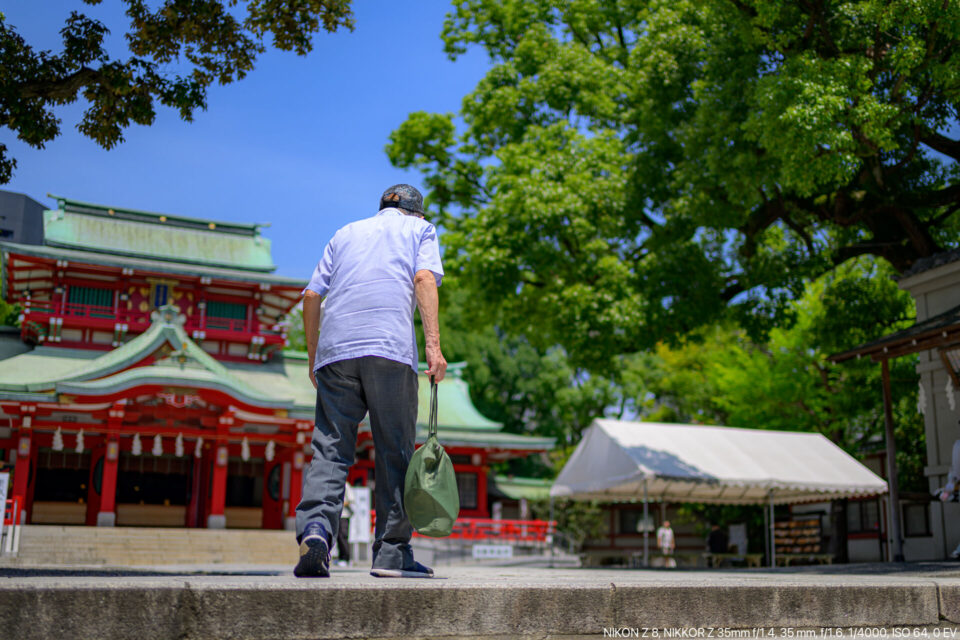 富岡八幡宮に参拝する老人