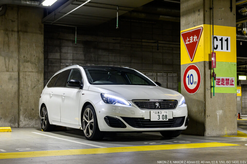 地下駐車場のPEUGEOT 308SW GT