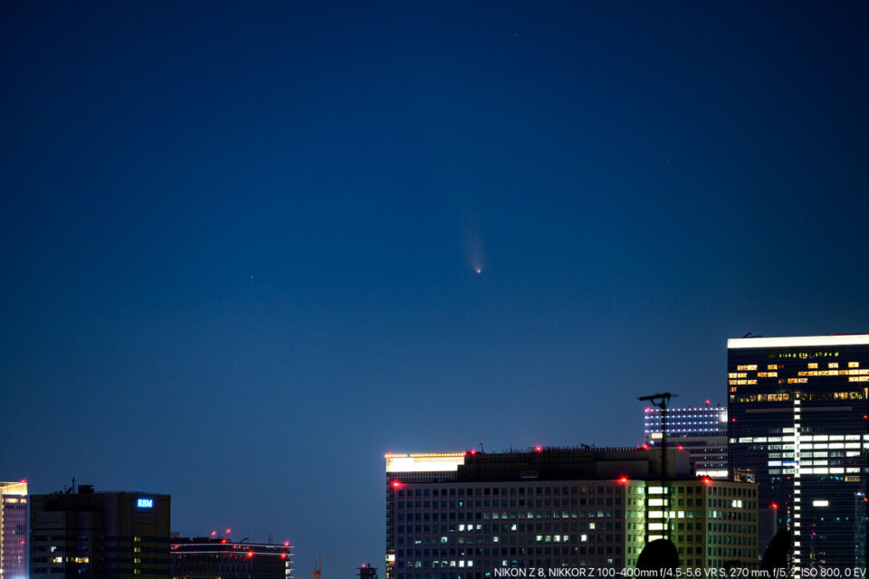 紫金山･アトラス彗星と東京の夜景