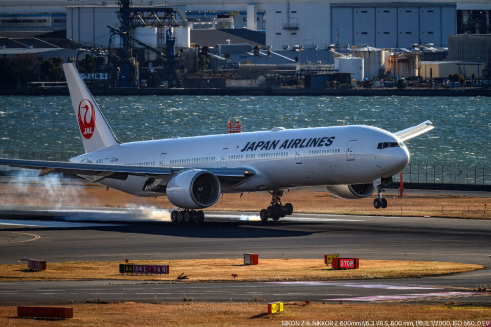 羽田空港34Lni着陸するJAL/B777-381ER/JA340J