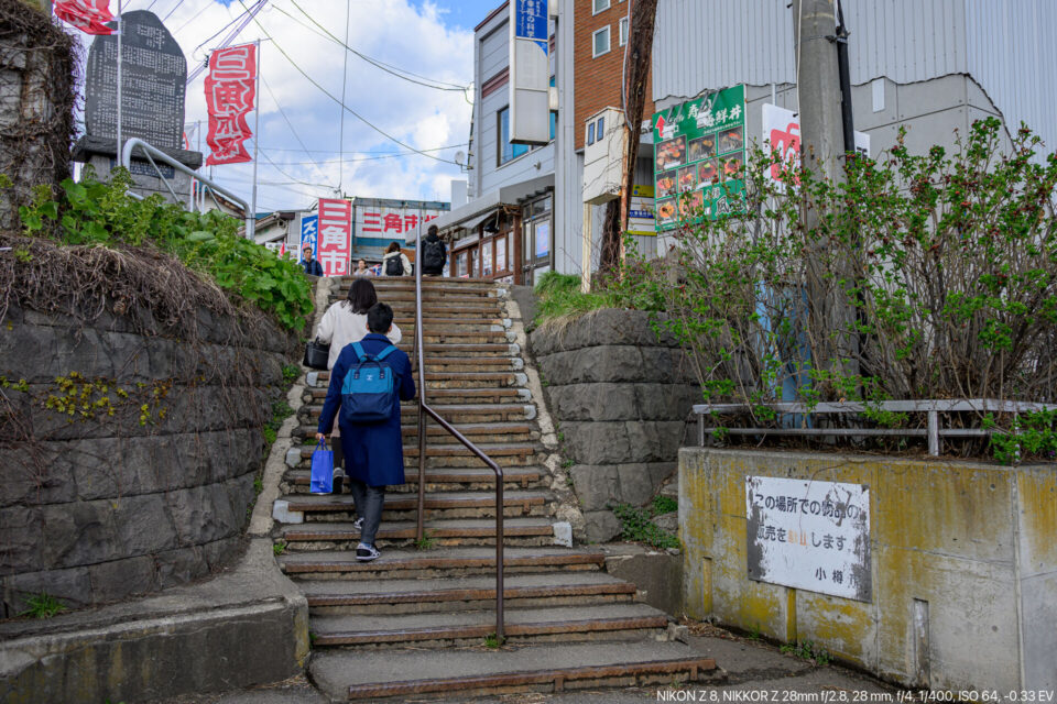 三角市場への階段