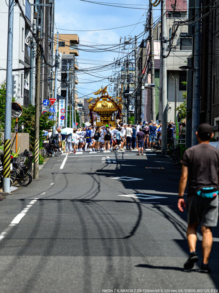 裏路地をゆく二の宮神輿