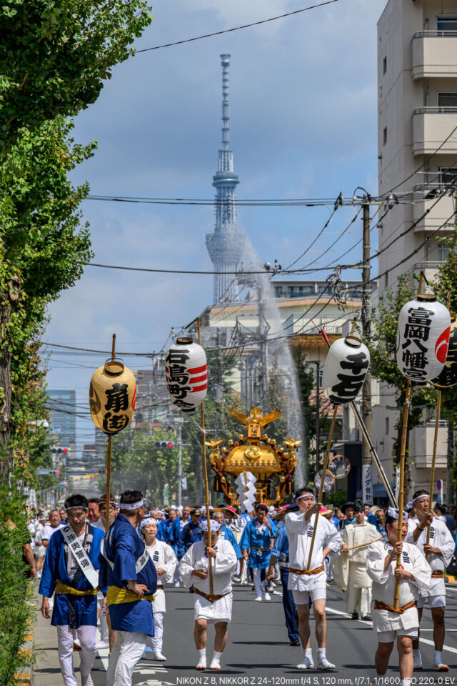 東京スカイツリーと放水と二の宮神輿