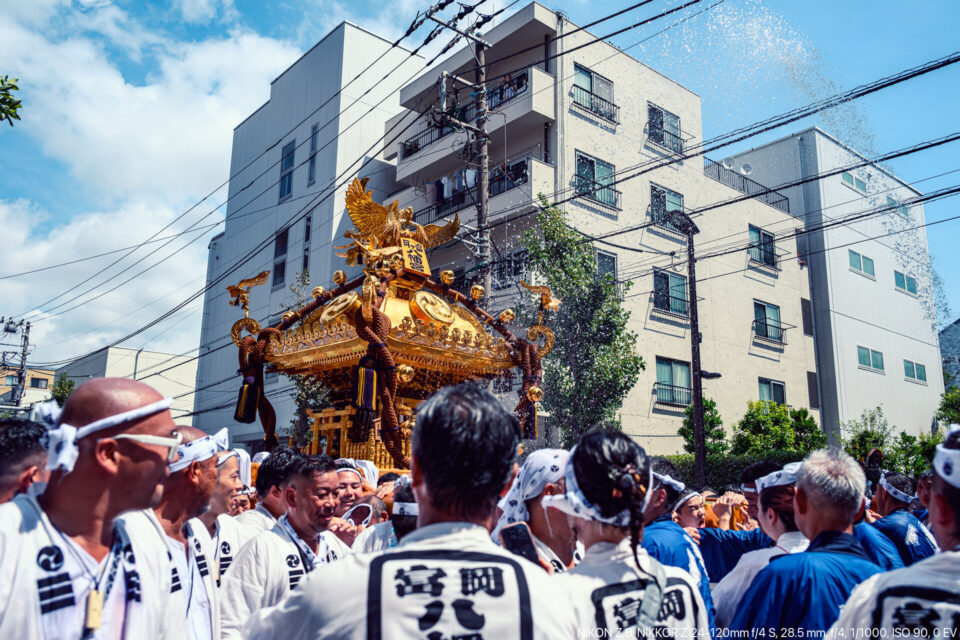 消火栓から派手な放水を受ける二の宮神輿