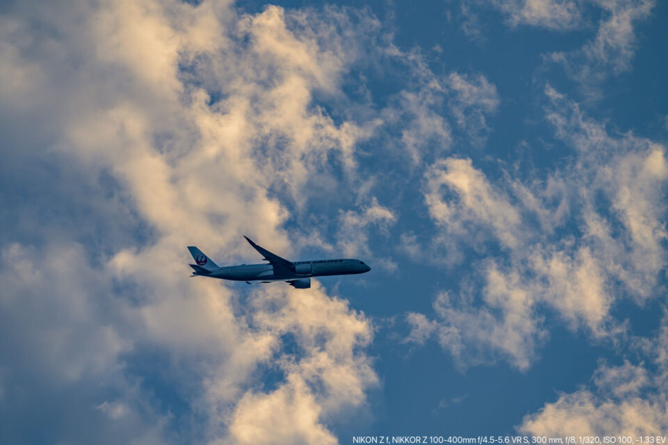 夕暮れ空をゴーアラしていくJALのA350