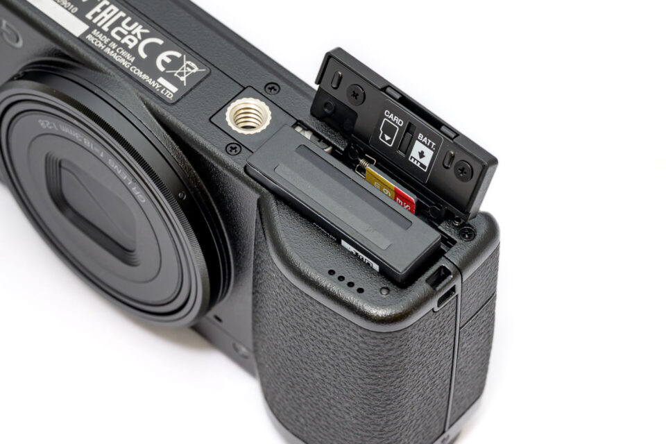 GR IV 電池室とmicroSDカードスロット