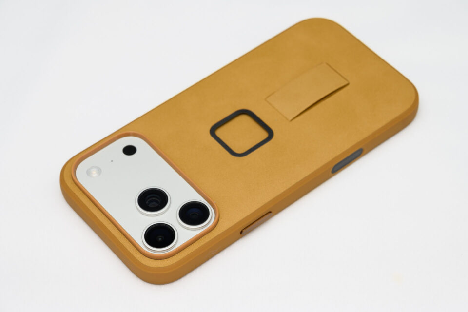 ピークデザイン製Everydayケースを装着したuPhone 17 Pro Max 裏
