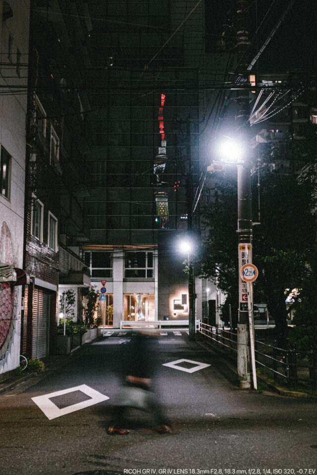 夜の東京スカイツリー反射