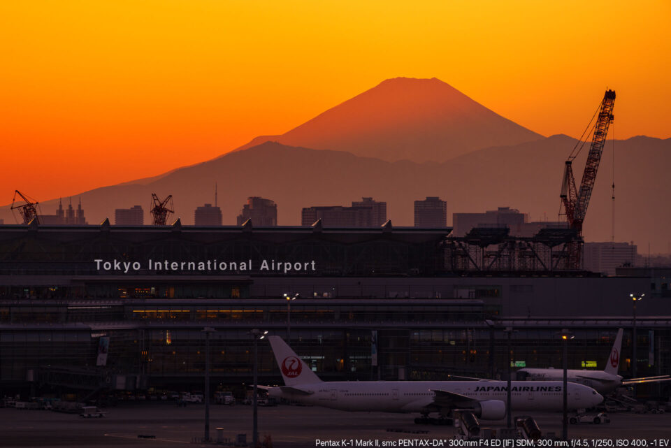 羽田空港の夕焼けと富士山