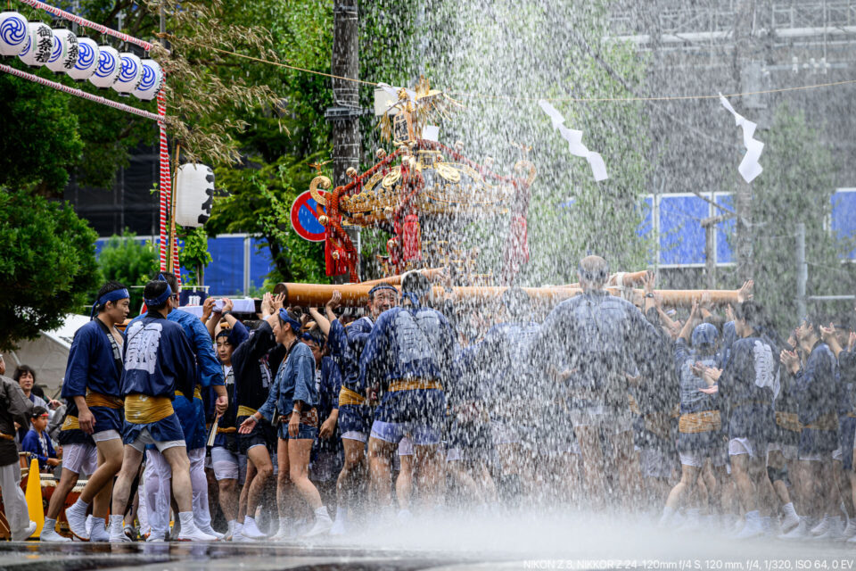 消火栓の水を浴びる御神輿
